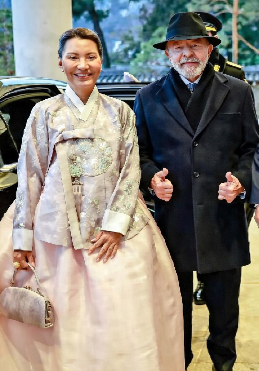 Circo Diplomático de Chapéu e Hanbok