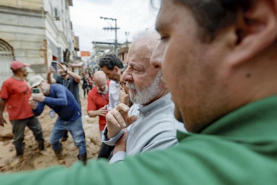Lula é chamado de “ladrão” durante passagem por Ubá