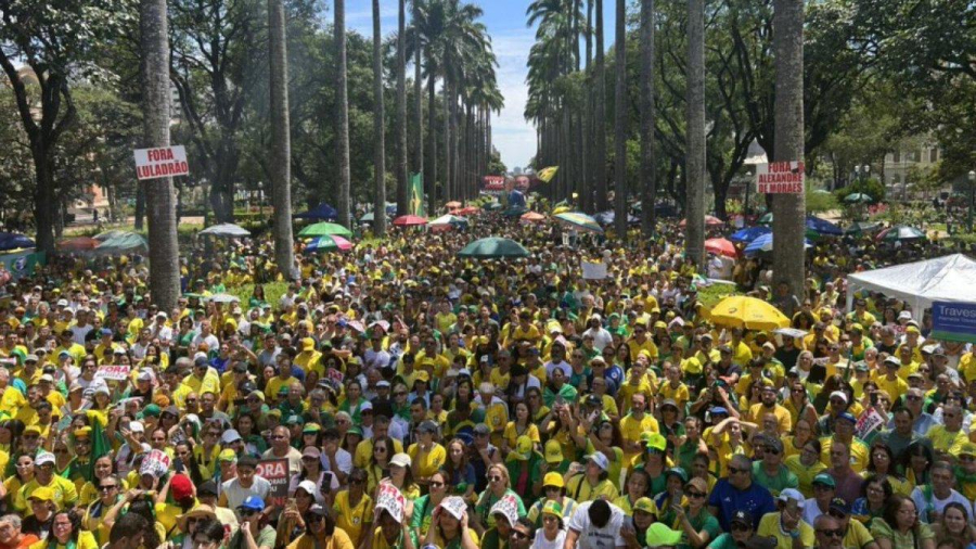 Ato contra Lula, Moraes e Toffoli reúne milhares de manifestantes em BH