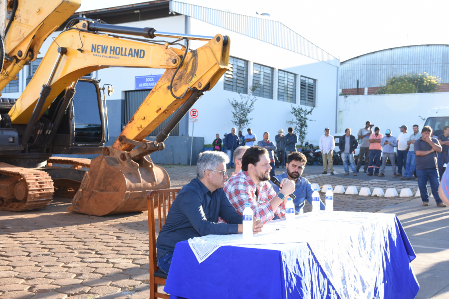 Reforço de Maquinário Impulsiona Recuperação das Estradas Rurais