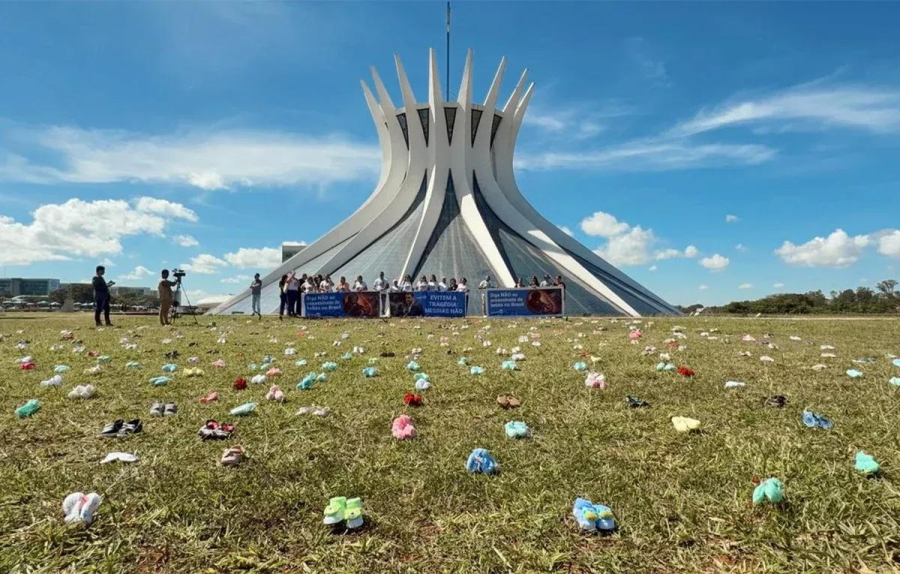Sapatinhos de bebês marcam protesto contra Messias no STF