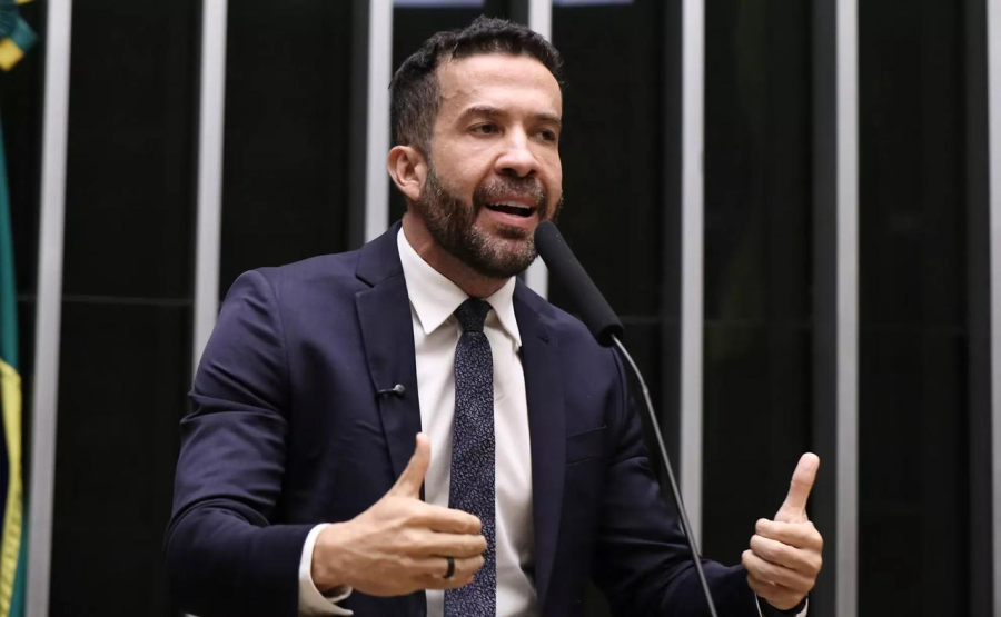 Janones é notificado pela Justiça por vídeo sobre Michelle Bolsonaro