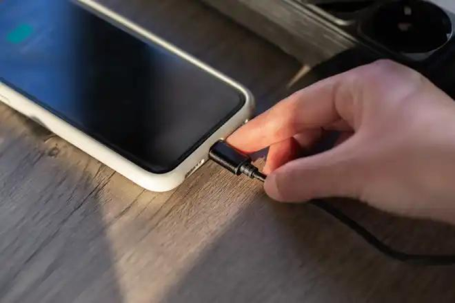 Ligar primeiro o carregador à tomada ou conectar ao celular? A ordem correta protege a bateria