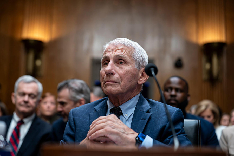 Fauci se cala no Senado e invoca a Quinta Emenda mais de 100 vezes
