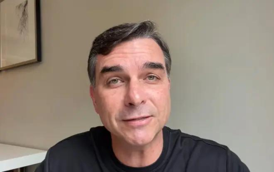 Flávio Bolsonaro reage a caso envolvendo ex-chefe de gabinete de Lula