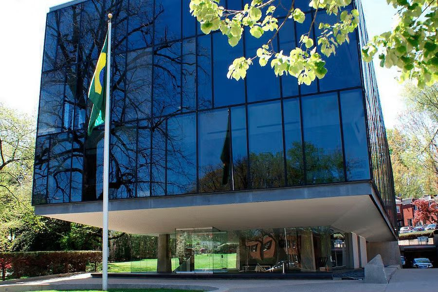 EUA revogam visto da embaixadora brasileira e condicionam devolução a aval de Trump