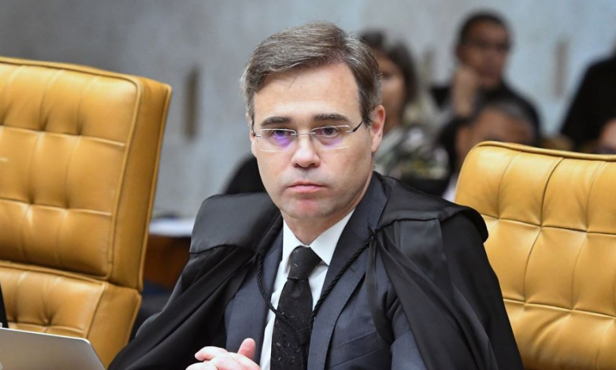 Mendonça se revolta com pressão nos bastidores